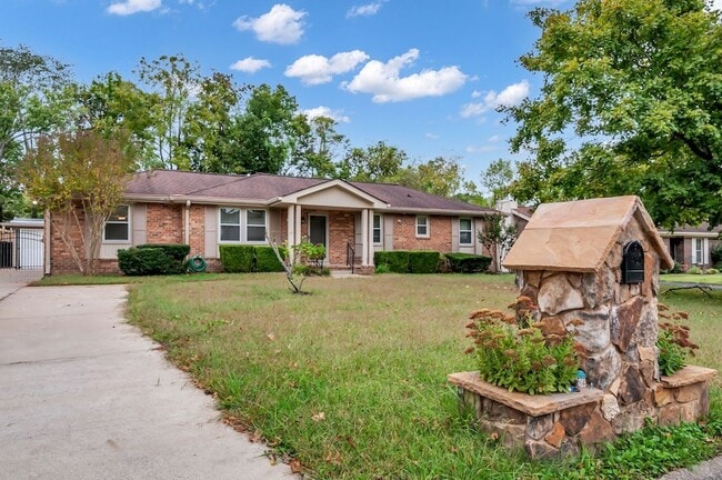 Foto del edificio - 7453 Harrow Dr