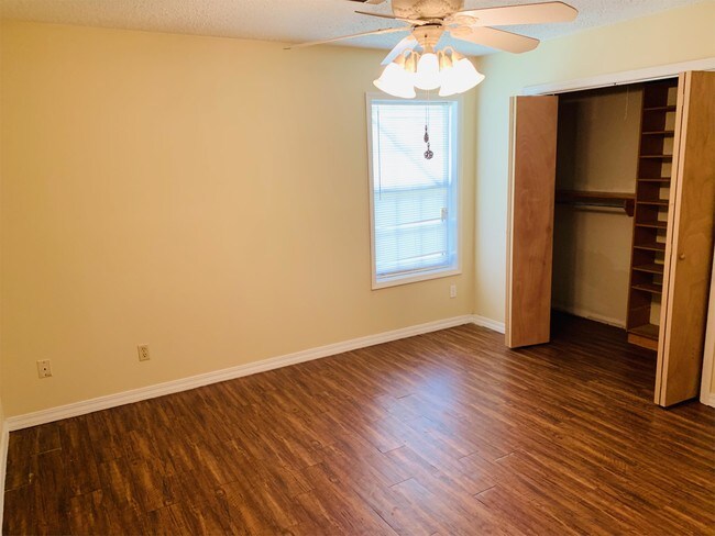 Foto del edificio - 100 Elmhurst Cir