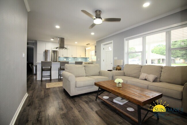 Building Photo - Breathtaking 4 Bedroom Home in Fort Walton...