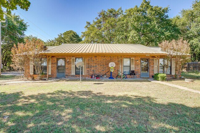 Foto del edificio - One Side of Very Nice Duplex West Granbury- 2 Bed, 2 Bath- 76049