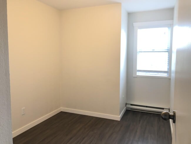 Building Photo - 1050 Braidwood Rd