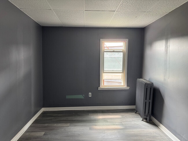 Building Photo - 327 E 6th Ave