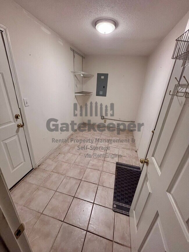 Building Photo - 644 N Fairfield Dr
