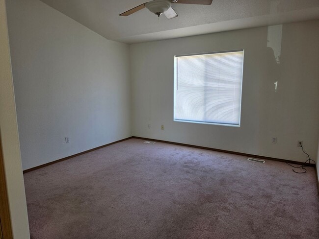 Foto del edificio - ALL PROSPECTIVE TENANTS MUST SUBMIT A $58 NON-REFUNDABLE APPLICATION FEE PER APPLICANT ONLINE AND...