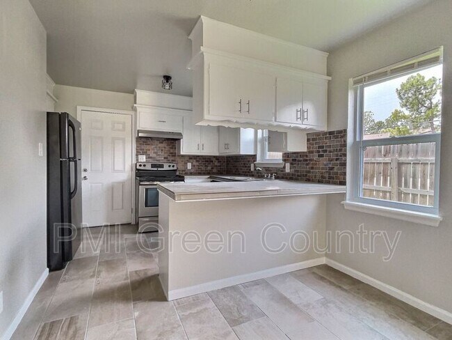 Foto del edificio - 6120 S Madison Pl