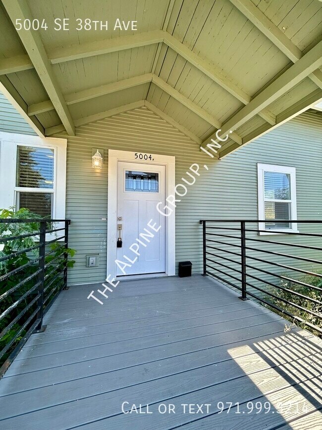Building Photo - Spacious Home Close to Reed College!