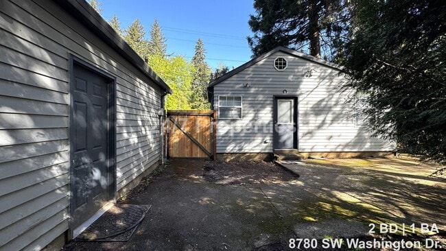 Building Photo - Bright 2 BD | 1 BA Home - A Hidden Gem in Garden Home!