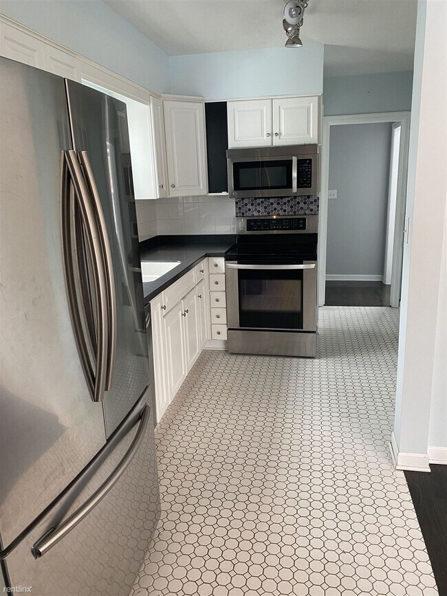 Building Photo - 3 br, 1.5 bath House - 138 W 22nd St