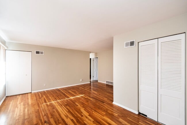 Building Photo - Amazing 3 Bedroom 1.5 Bathroom Home