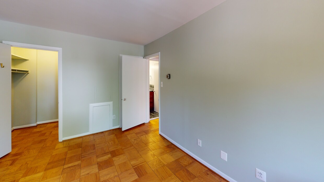 Primary Photo - 4545 MacArthur Blvd NW