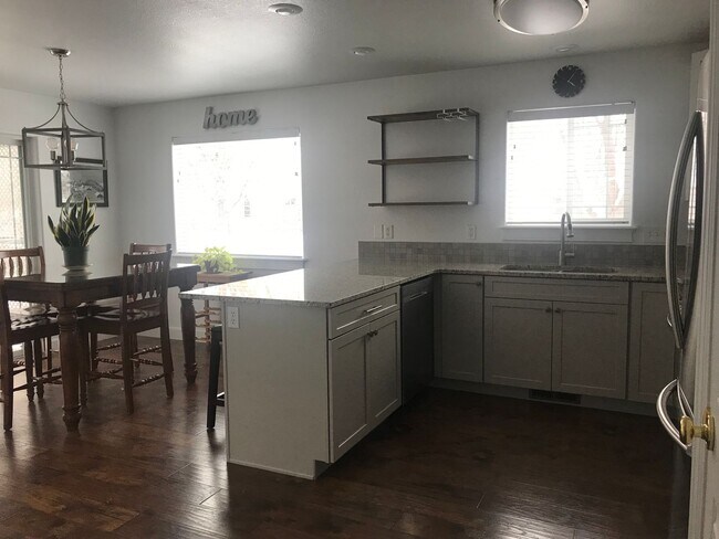 Building Photo - Beautiful 3 bed, 2 bath in the desirable Stonegate Neighborhood