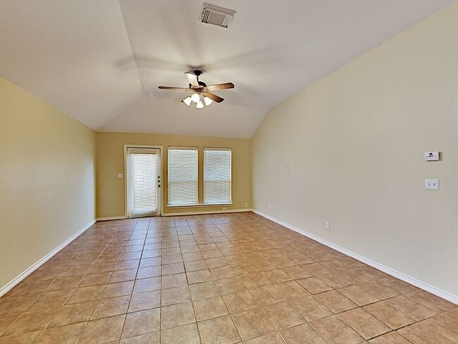 Building Photo - No Application Fee* $500 off first months ...