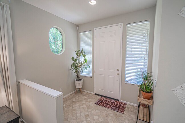 Foto del edificio - Stunning 4-Bedroom Home with Downstairs Bed/Bath, Views, and Remodeled Kitchen!