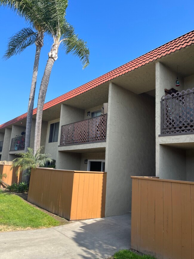 Entry to unit 150 - 589 N Johnson Ave