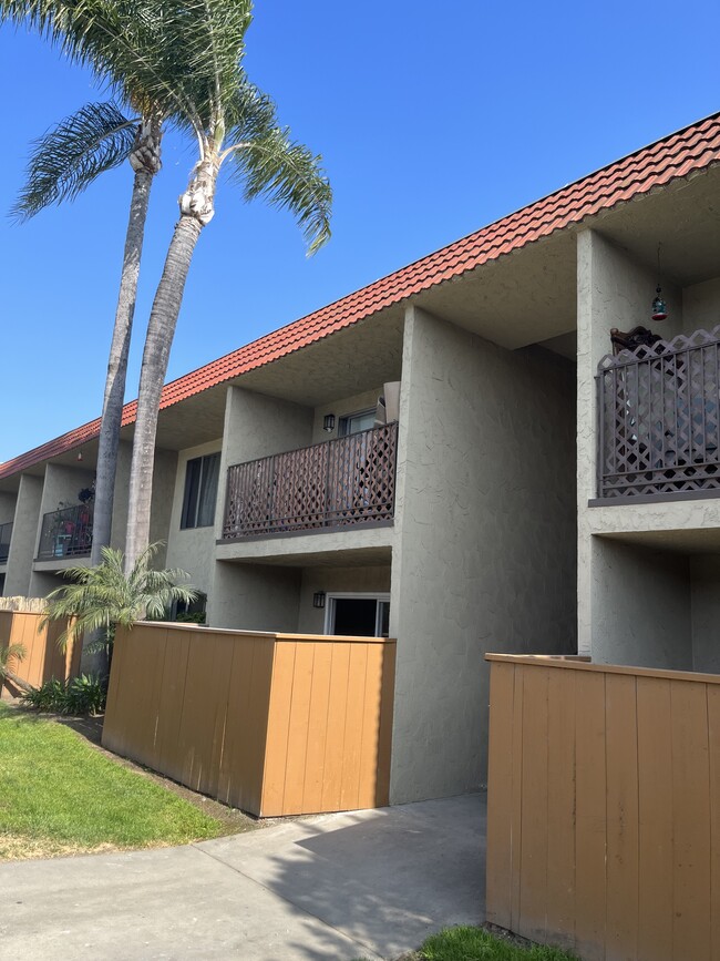 Entry to unit 150 - 589 N Johnson Ave