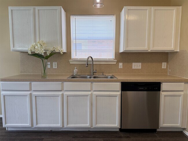 Foto del edificio - 1411 Hallcroft Ln