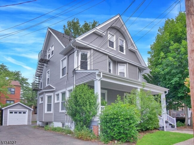 Building Photo - 14 Irving Pl