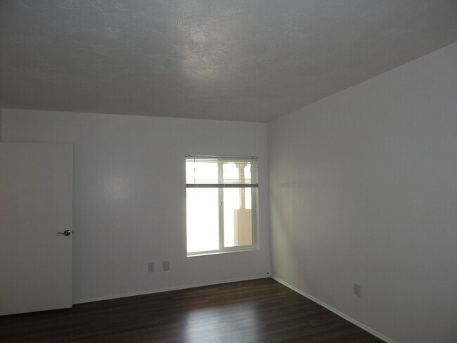 Foto del edificio - 2 Bedroom 2 Bath Towhouse - East Side