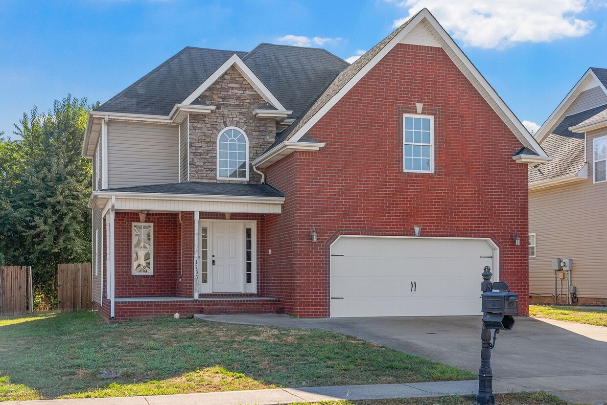 Foto principal - 4 Bedroom Pet Friendly Home For Rent!