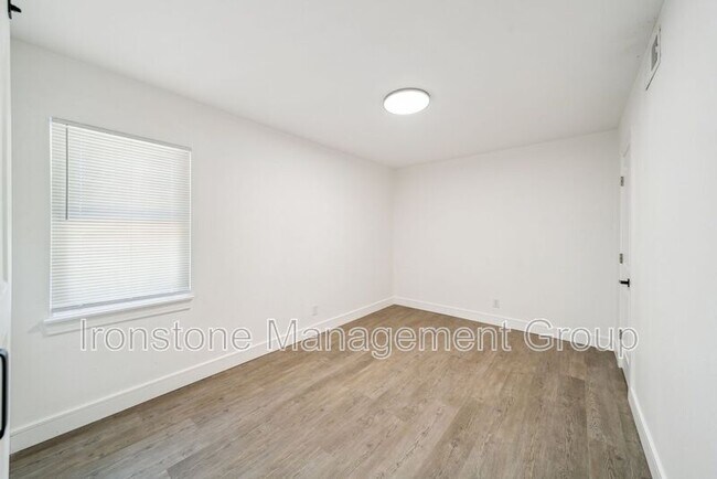 Foto del edificio - 3167 E 49th St