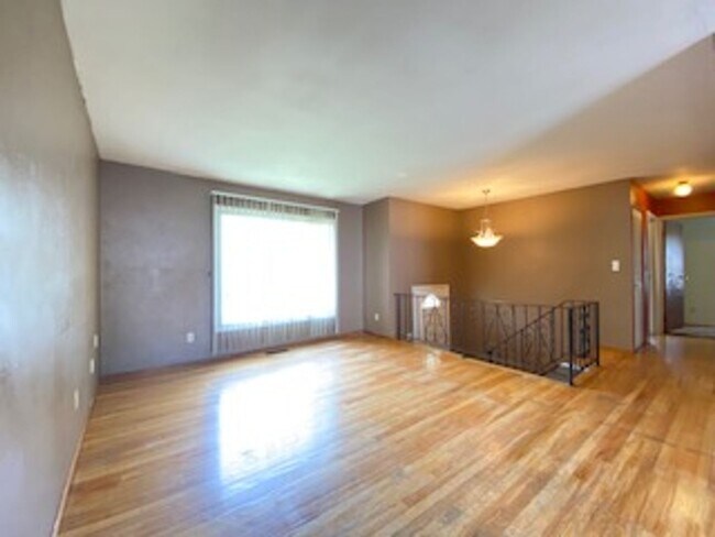 Building Photo - 3 Bedroom Home Available in Elkhart!