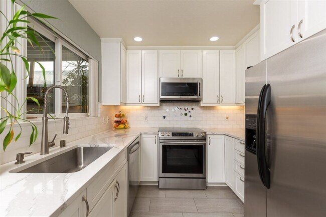 Building Photo - 2 Bed 1.5 bath El Cajon Townhome in Gated ...