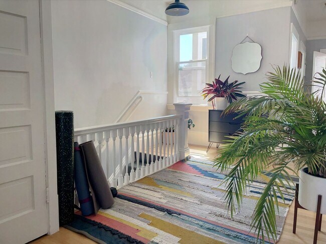 Building Photo - Top Floor Recently Remodeled 2 Bed + Sunro...