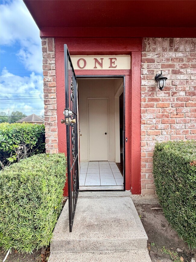 Foto del edificio - 7700 Creekbend Dr