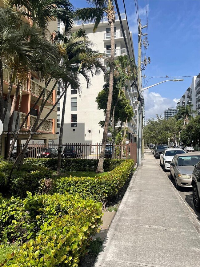 Foto del edificio - 600 NE 25th St