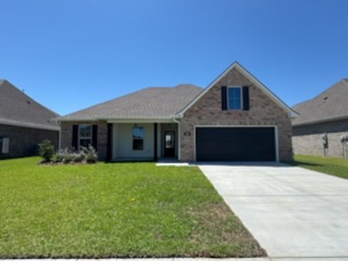 Foto principal - 4 Bed 2 Full baths