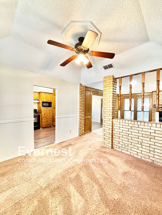 Building Photo - 698 Buttercup Dr