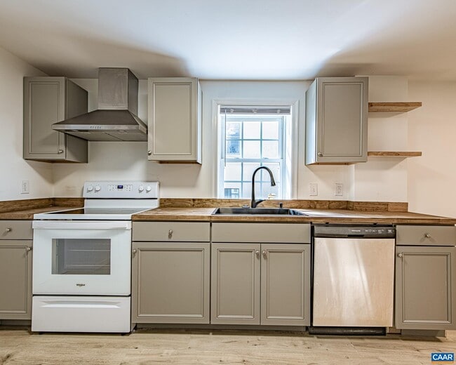 Building Photo - 2308 Center Ave