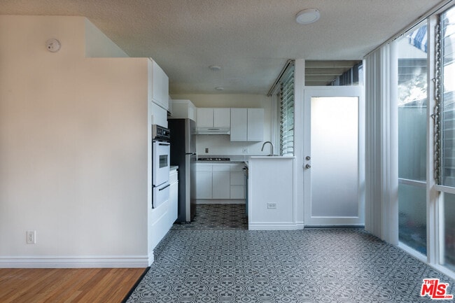 Building Photo - 11131 Rose Ave