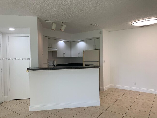 Foto del edificio - 3380 Pinewalk Dr N