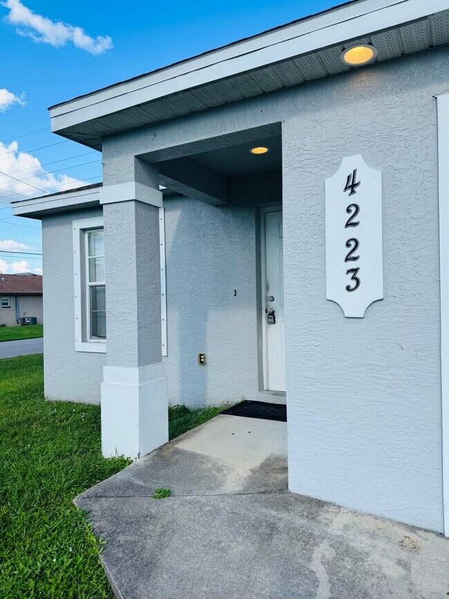 Foto del edificio - Experience this Cape Coral 3 bedroom 2 bat...