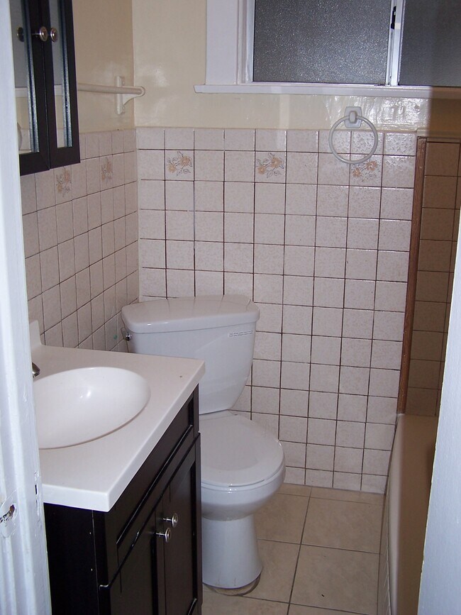 bath - 1817 E 17th St