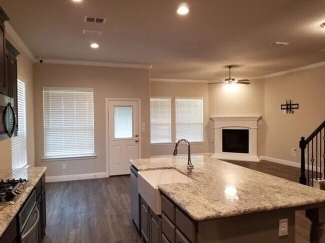 Foto del edificio - Coming Soon! 4BR/3.5BA | Updated Single Family Home | 2-Car Garage Parking | Fenced backyard