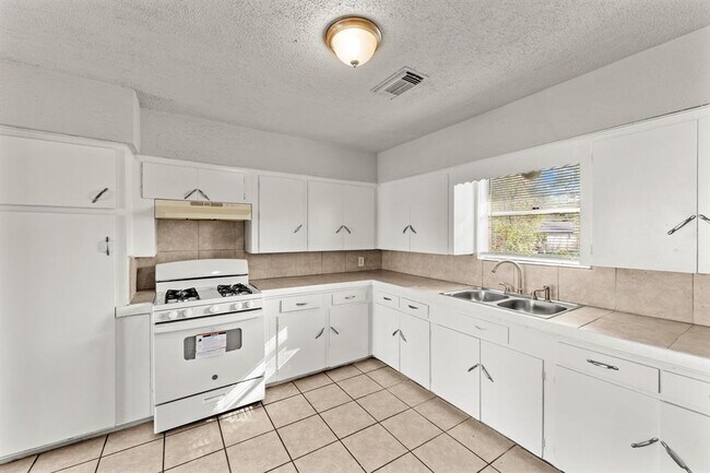 Foto del edificio - 5102 Nolridge Dr