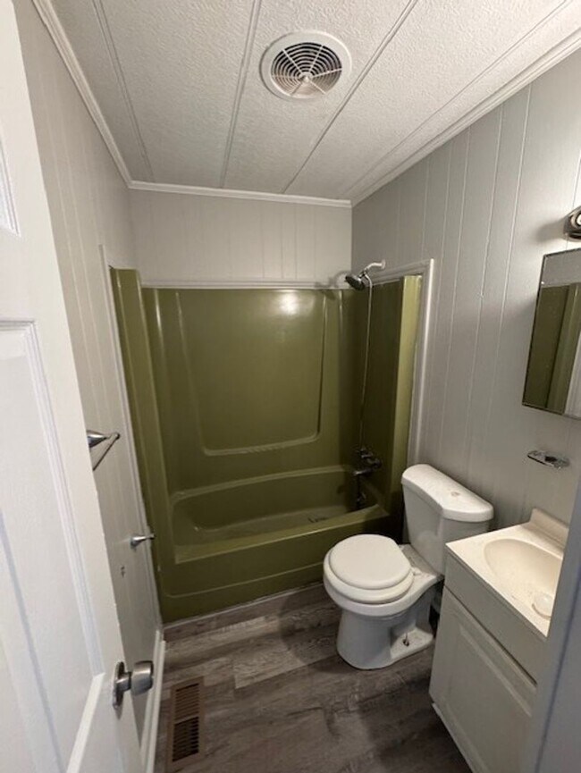 Building Photo - Newly Remodeled 3 Bedroom 1 Bath *Half off First Month*