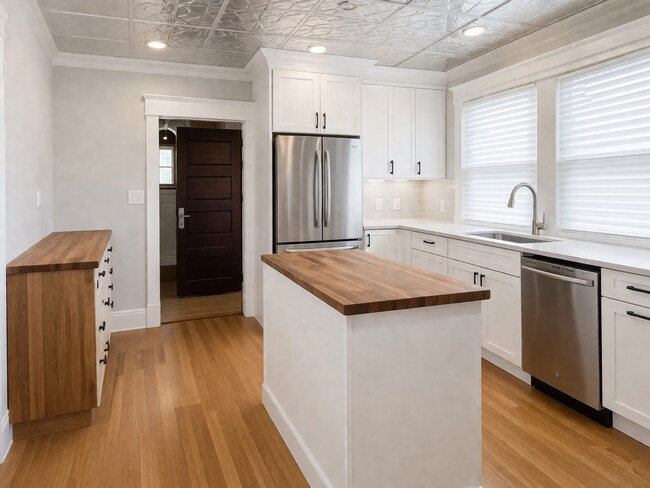 Building Photo - Beautiful 6 SFH- Fenced Yard- Garage- Hamline Midway quiet neighborhood for June 1 move in!