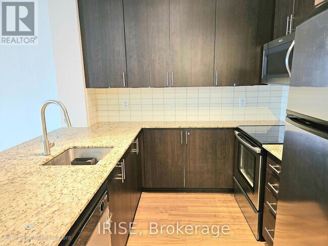 Photo du bâtiment - 560-560 Front St W