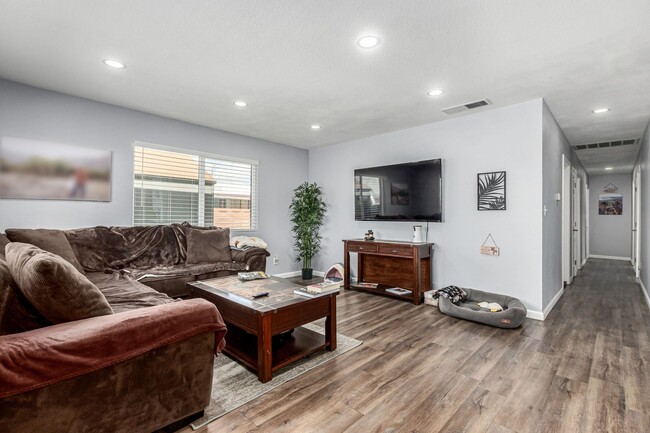Foto del edificio - Spacious 4-bedroom available 6/1