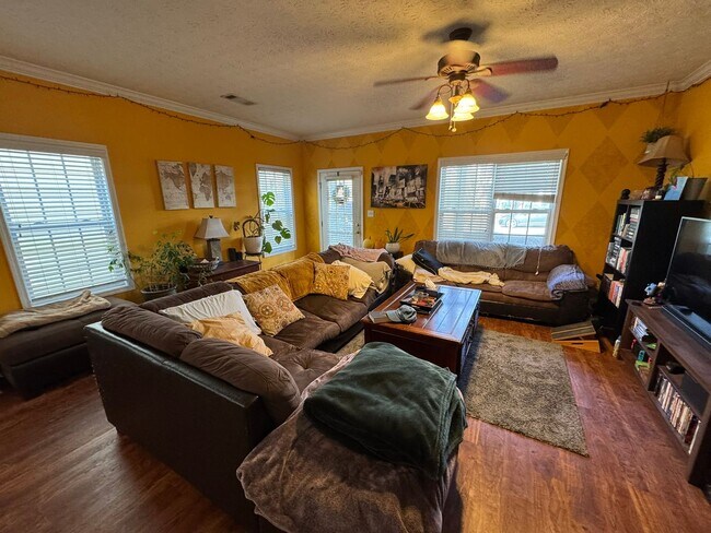 Building Photo - Beautiful East Side Home