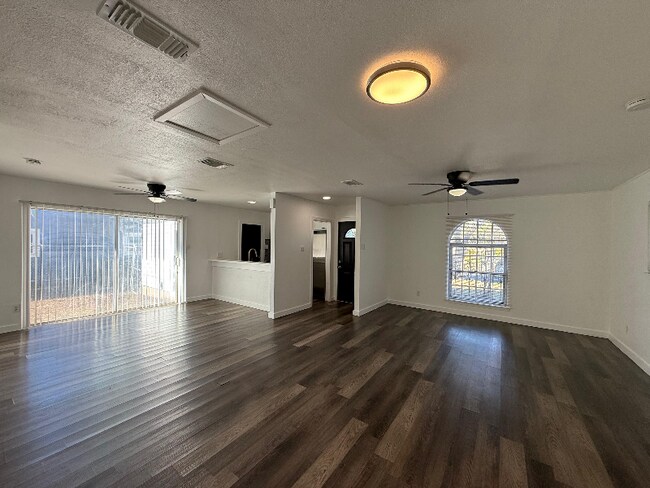 Foto del edificio - 538 Maddux St