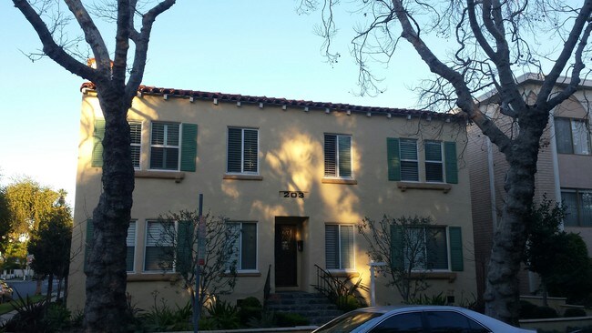 Foto del edificio - 203 N Almont Dr