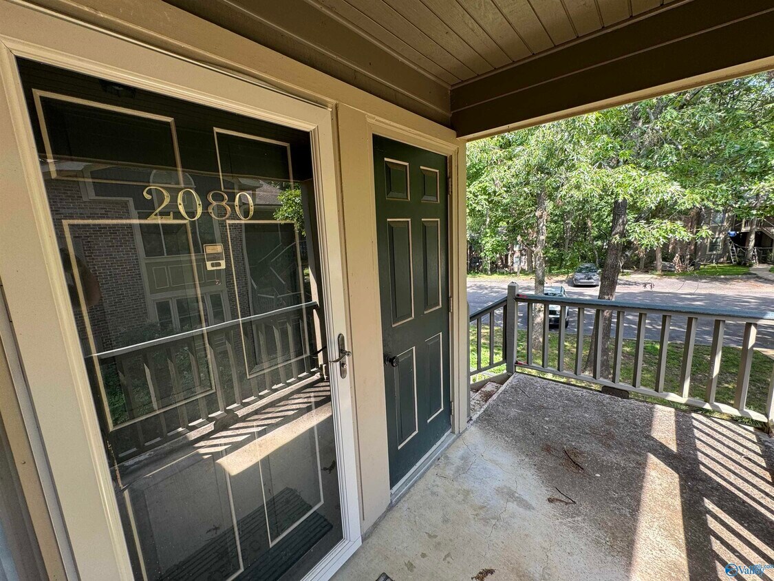 Building Photo - 2080 Woodlawn Dr SW