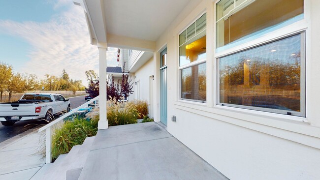 Foto del edificio - Beautiful 3 Bedroom 3 Full bath with 1 Car...