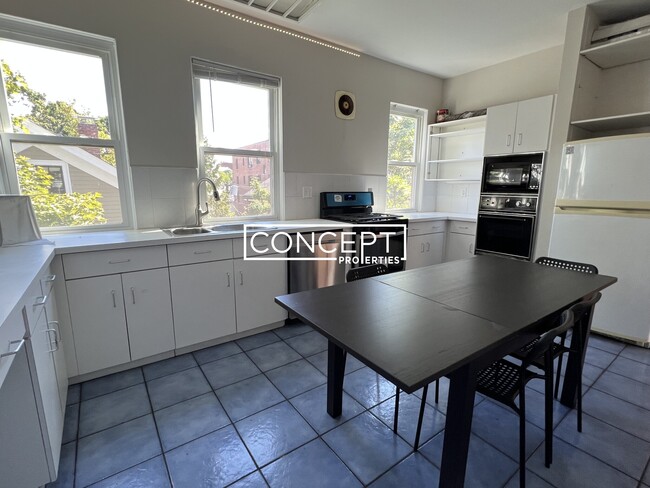 Foto del edificio - 1000A Memorial Dr. Unit 2B