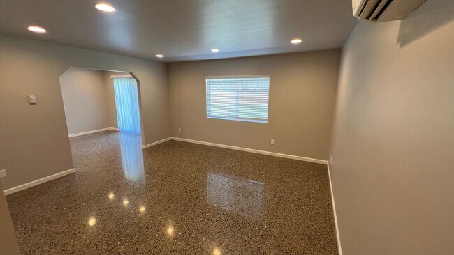 Foto del edificio - "Charming 3-Bedroom Duplex with 2 Full Bat...