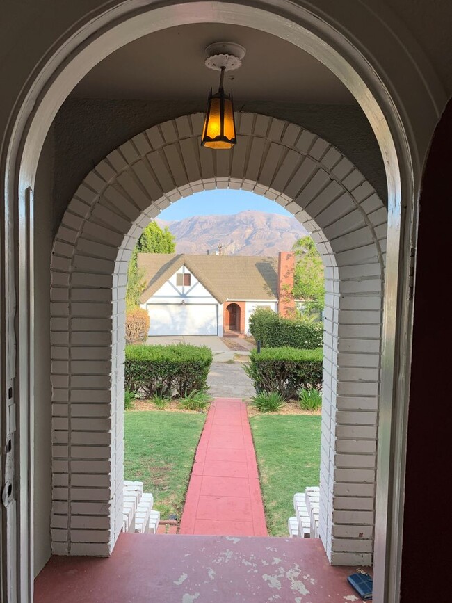 Foto del edificio - Charming Santa Paula Home